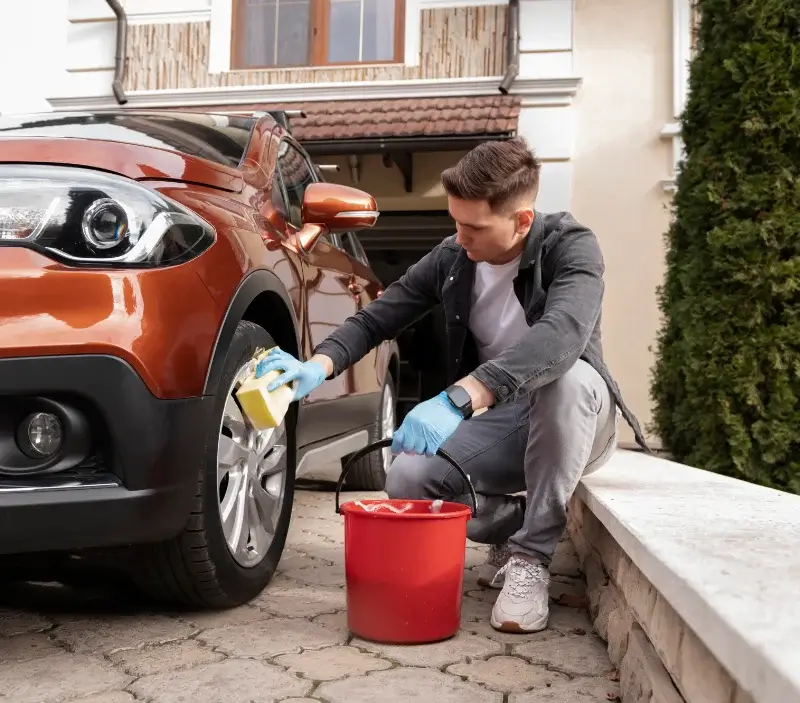 Lavage auto à domicile Bourron-Marlotte : professionnel intervenant sur un véhicule